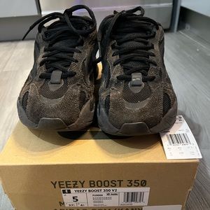Yeezy Boost 700 V2 'Vanta' size 5